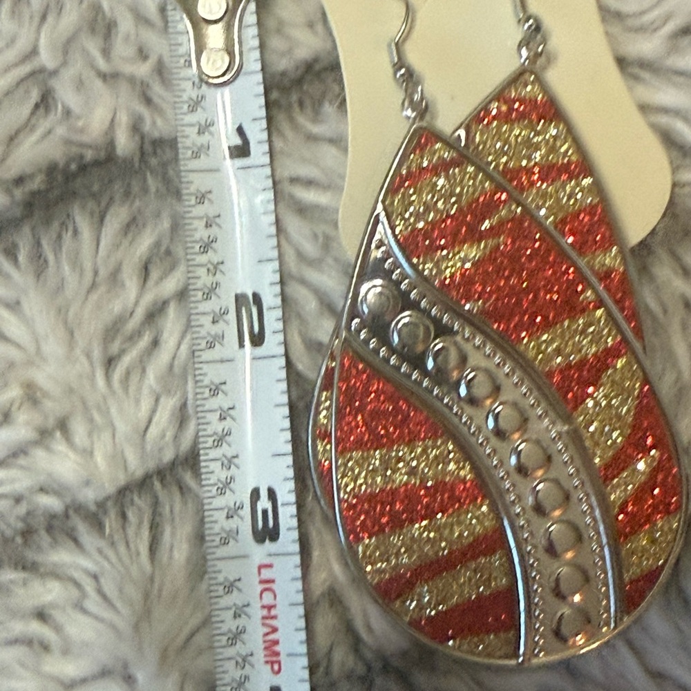 🌸4 for $10 NWT It Girl Red and Gold Glittery Teardrop Earrings - Picture 6 of 6